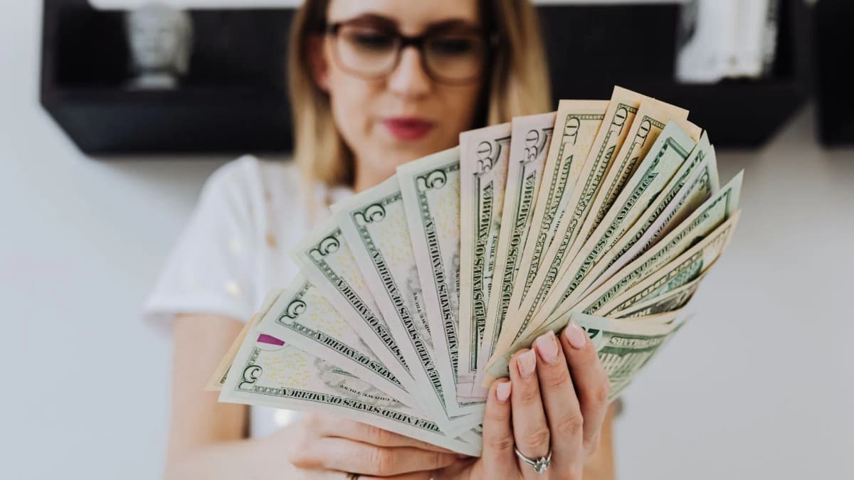 How to Create a Sustainable Monthly Freelance Income in 2026 