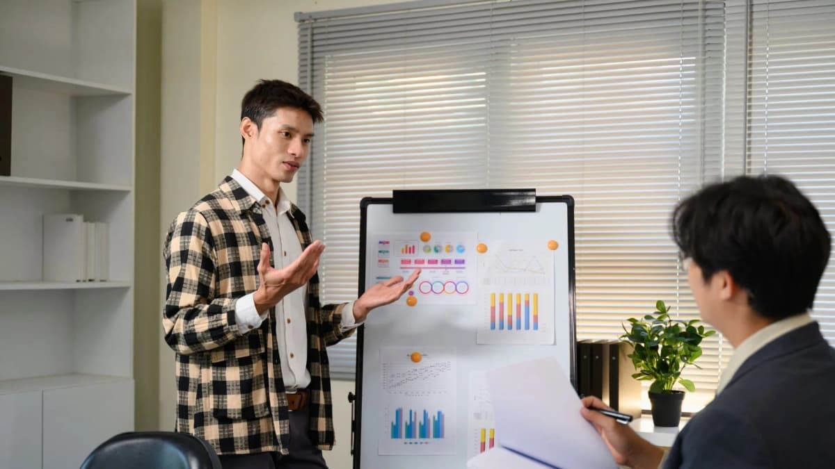 How to Pitch Yourself to Clients (With Templates) 